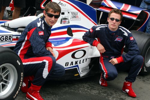Oliver Jarvis en Robbie Kerr bij de bolide van Groot-Brittannië